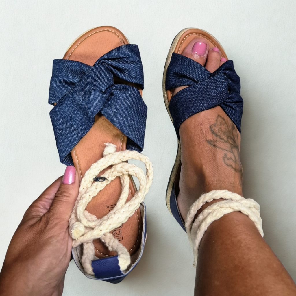 Sandália com tira cruzada e traseiro (Ref. 1103) em Oferta na Shopee