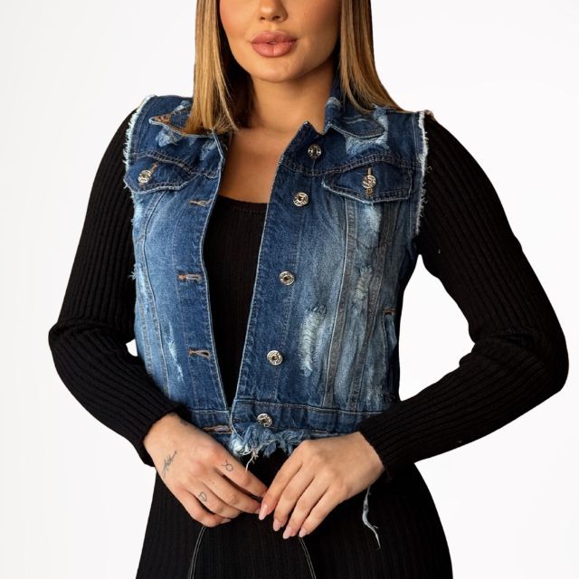 483 - Colete Jeans Feminino Destroyed Curto Com Barra Desfiada Carmen Jeans