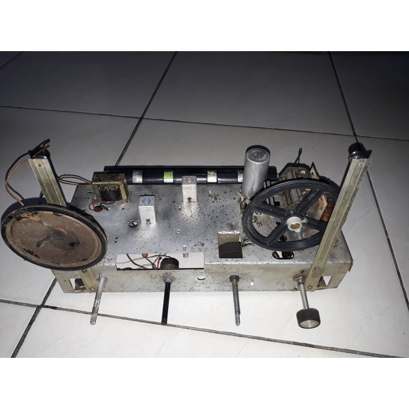 chassis de radio antigo transistorizado funcionando