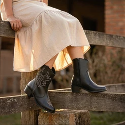 Bota Country Feminina Cano Curto Salto Baixo Confortável Moderna Estilosa Coturno