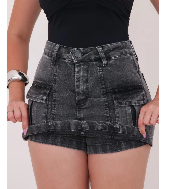 SHORT SAIA JEANS FEMININO COM LAYCRA CURTO BOLSO FRENTE CINTURA ALTA LEVANTA BUMBUM MODELO EM ALTA TENDÊNCIA BLOGUEIRA