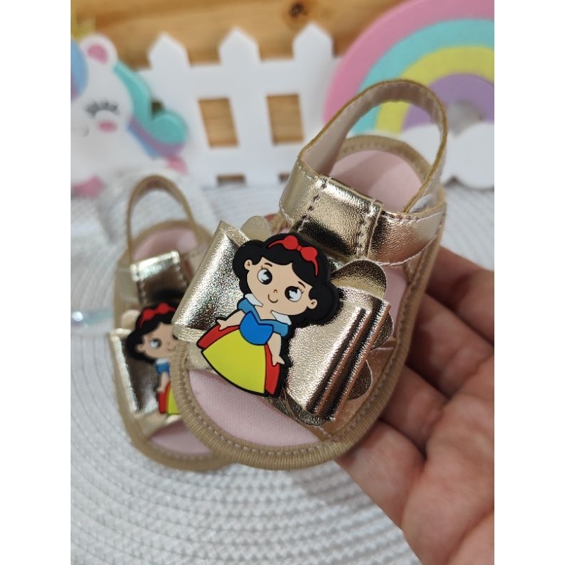 Sandália Bebê Feminina Dourada com Laço e Personagem Princesa Branca de Neve – Conforto e Estilo Brinde chaveiro