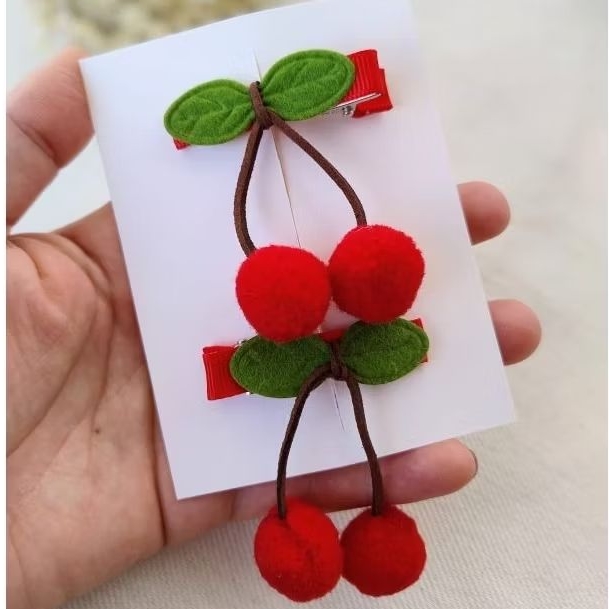 Kit Presilha Infantil Vermelha Par com Pompom Cereja | Acessório de Cabelo Menina Delicado 5cm