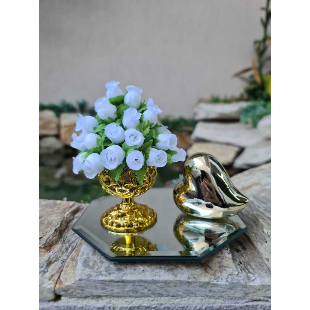 Kit Enfeite Coração Dourado + Bandeja Espelhada + Vaso Flor Artificial Branca 10 cm De Altura Decoração Sala Rack