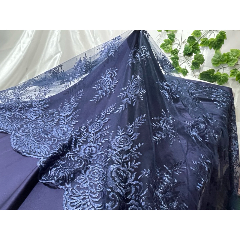 Renda barrado duplo By fly em flores arabescas azul marinho 1x1.35(1METRO LINEAR)