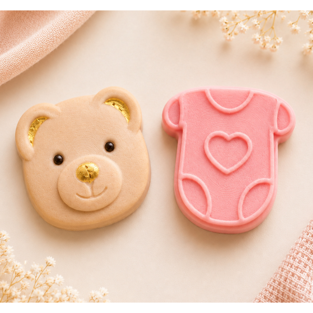 Kit 2 Modeladores Ejetores Ursinho e Roupinha Bebê para Brigadeiro Doce Bory Bebê Confeitaria 4 Peças Biscuit