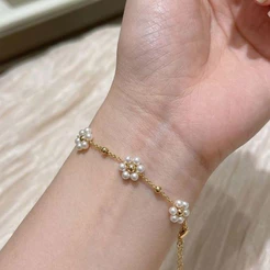 Pulseira de perolas no formato de flores delicada folheado a ouro 18k