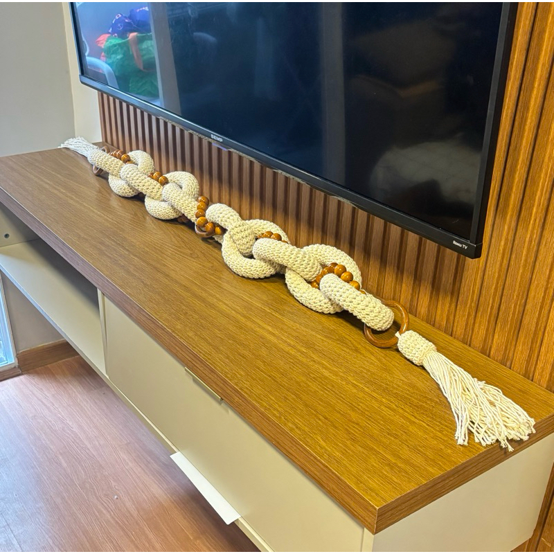 colar de mesa (crochê e contas de madeira)