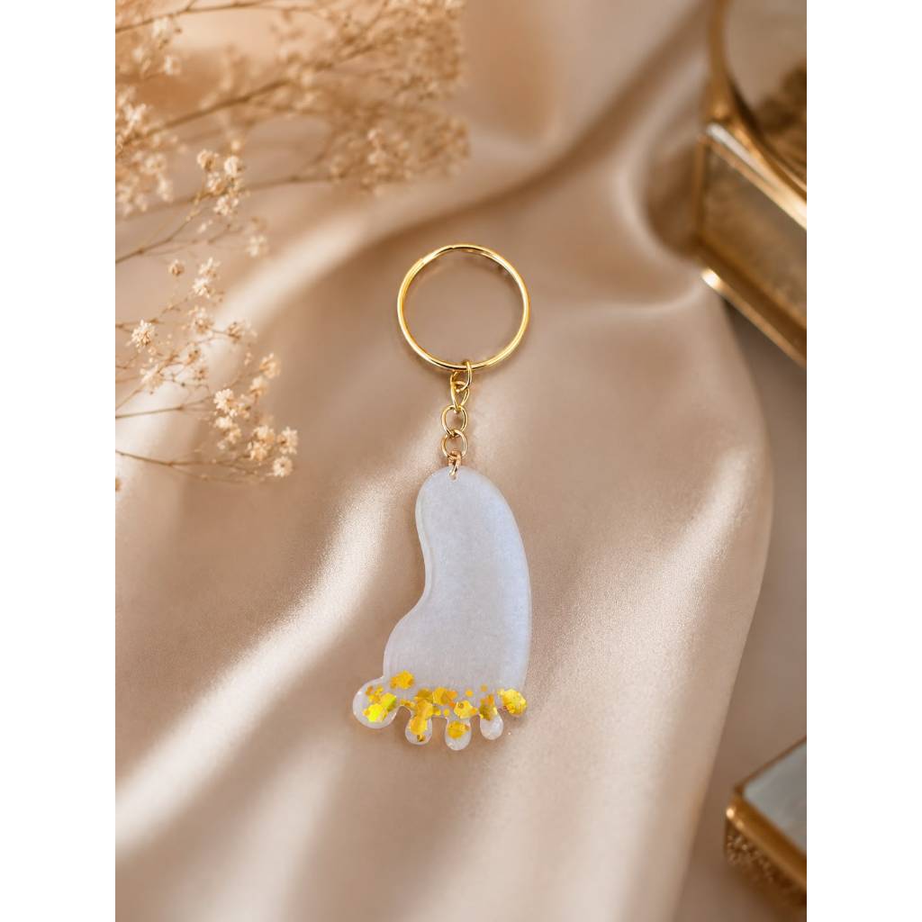 Chaveiro Pezinho de Resina Branco com Glitter Dourado | Lembrancinha Maternidade, Chá de Bebê e Personalização
