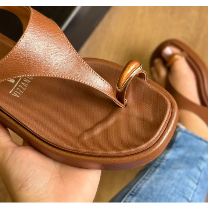 Sandália Papete FlatForm Vizzano Plataforma Com detalhe dourado no dedo Macia Confortável Com Traseira Lançamento