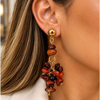 Brinco Pendente Dourado com Cascata de Pedras em Tons Terrosos – Estilo Boho Chic