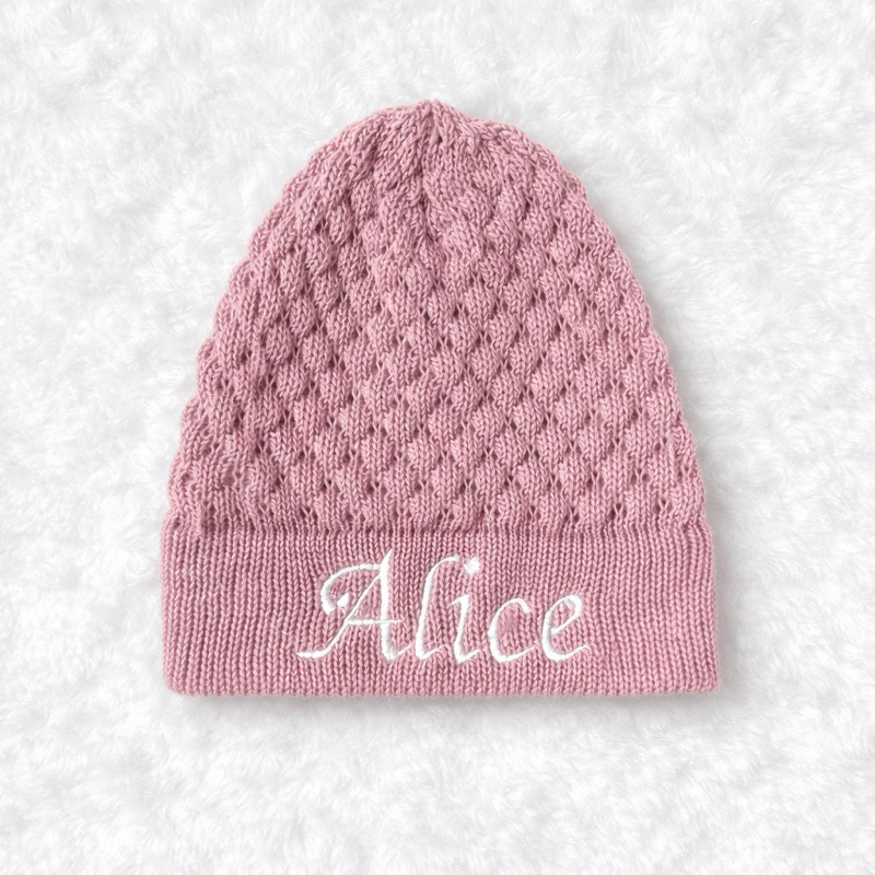 kit Touca e luvinha de Tricot Personalizada para Bebê com Nome Bordado – Delicada e Atemporal — imagem 2 de 2