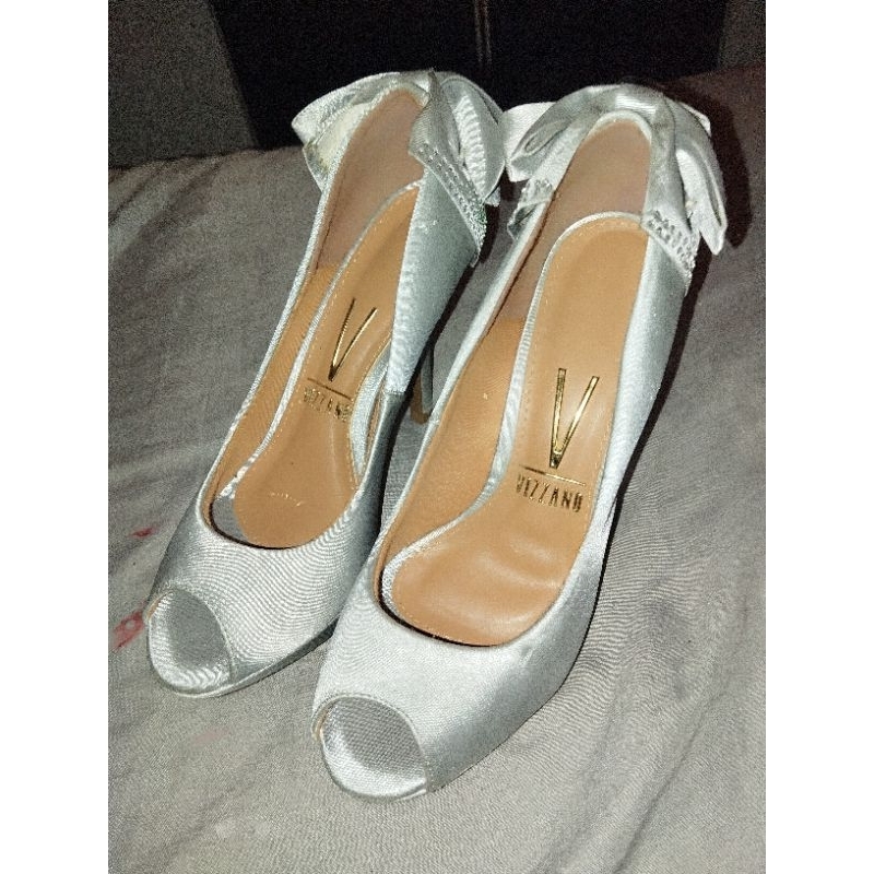 brechó online, diversas peças de roupas, calçados, salto prata, cintos, regatas, shorts