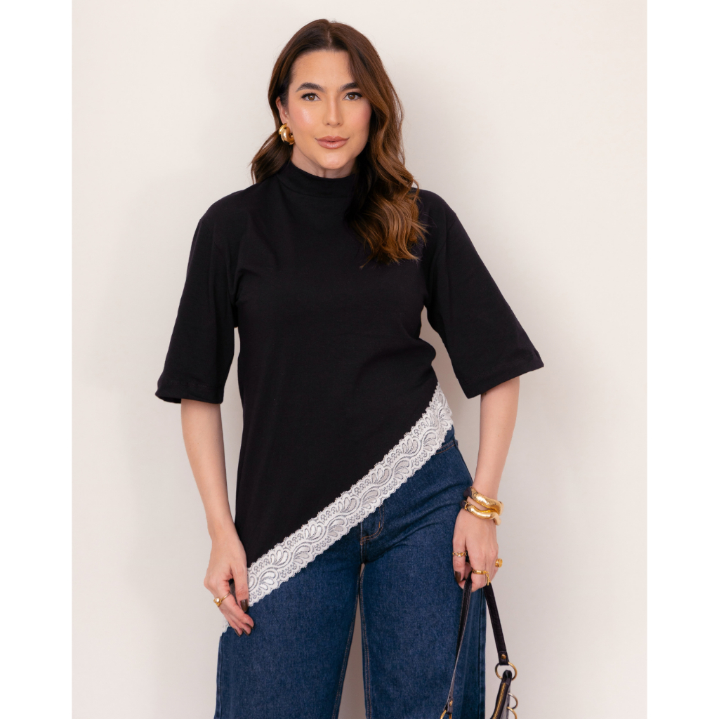 Blusa Feminina com Renda Assimétrica Modelo Over Elegante Versátil e Confortável. 100% Algodão