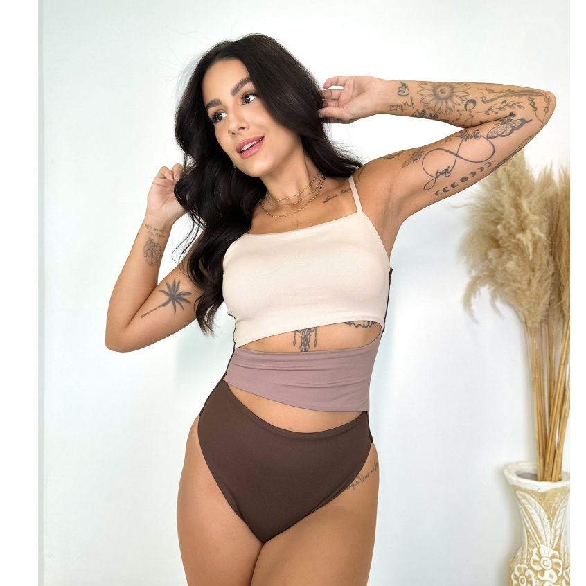 Maiô Feminino Marrom com Recortes Frontais e Bojo Removível – Decote Reto Alças Reguláveis Moda Praia Body