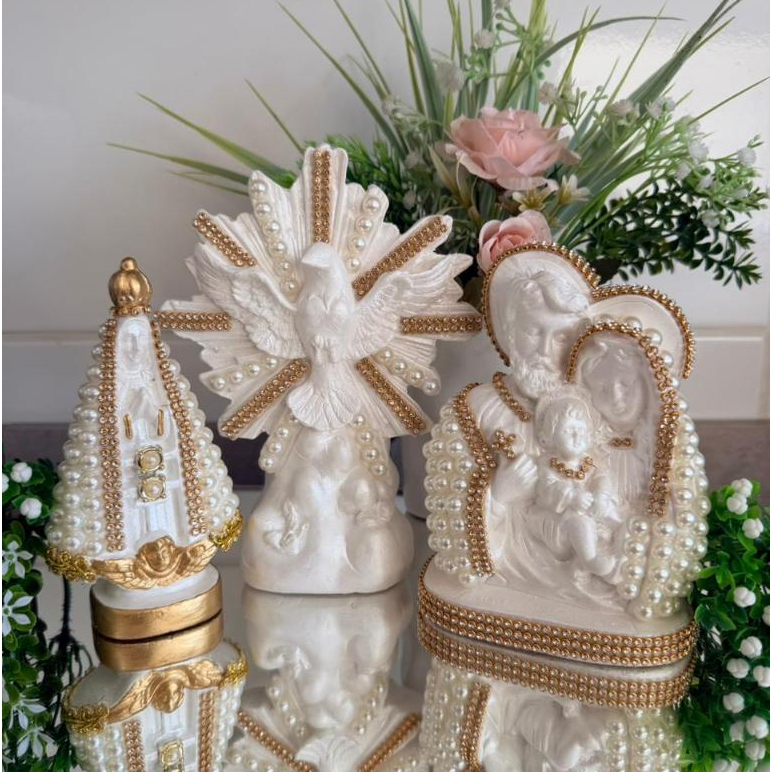 Kit Nossa Senhora Aparecida 15cm + Sagrada Família 15cm + Divino Espírito Santo 18cm.