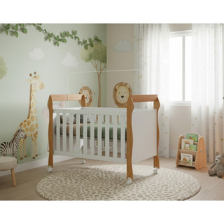 Berço Soninho Branco/Amadeirado Americano Vira Mini Cama Rodízios Moderno Infantil Colchão Incluso