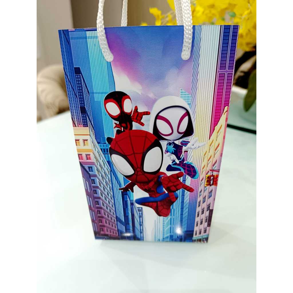 Sacolinha Surpresa Spidey e Seus Amigos Na Cidade  17x4x10cm – Lembrancinhas Encantadoras para Festa Infantil