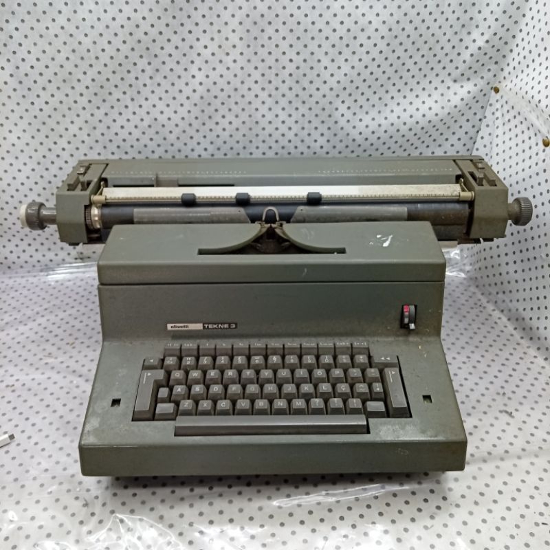 Máquina de Escrever Olivetti Tekne 3 Antiga