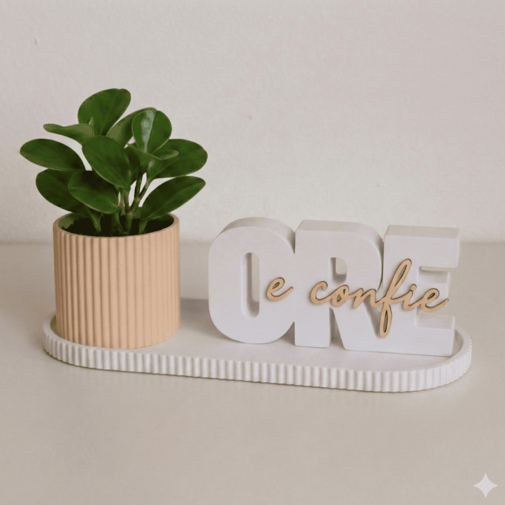 Kit Decorativo “Ore e Confie” com Vaso e Bandeja – Fé, Design Moderno e Elegância para seu Lar