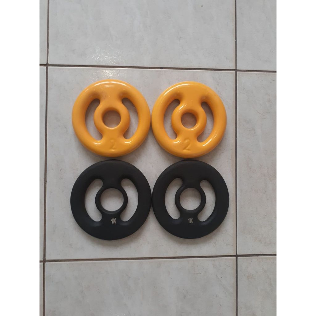 par de anilhas 2 kg amarela emborrachada e par de anilhas 1 kg preta de ferro fundido