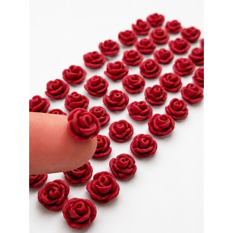 100 mini Rosas vermelhas em pasta americana. Item para decoração de doces comestíveis.