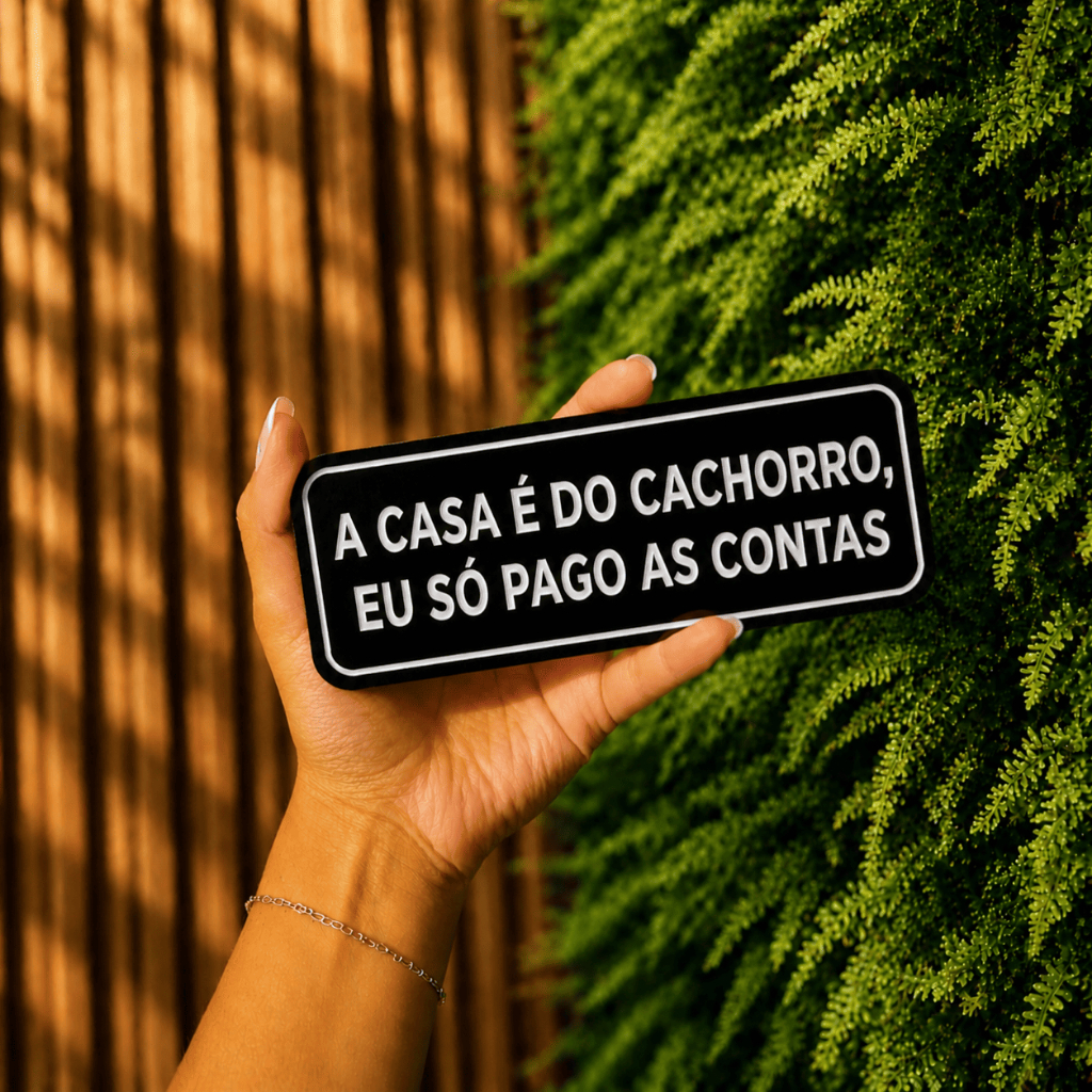 Placa Decorativa "A CASA É DO CACHORRO, EU SÓ PAGO AS CONTAS" Escrita em Relevo Decore com humor e personalidade