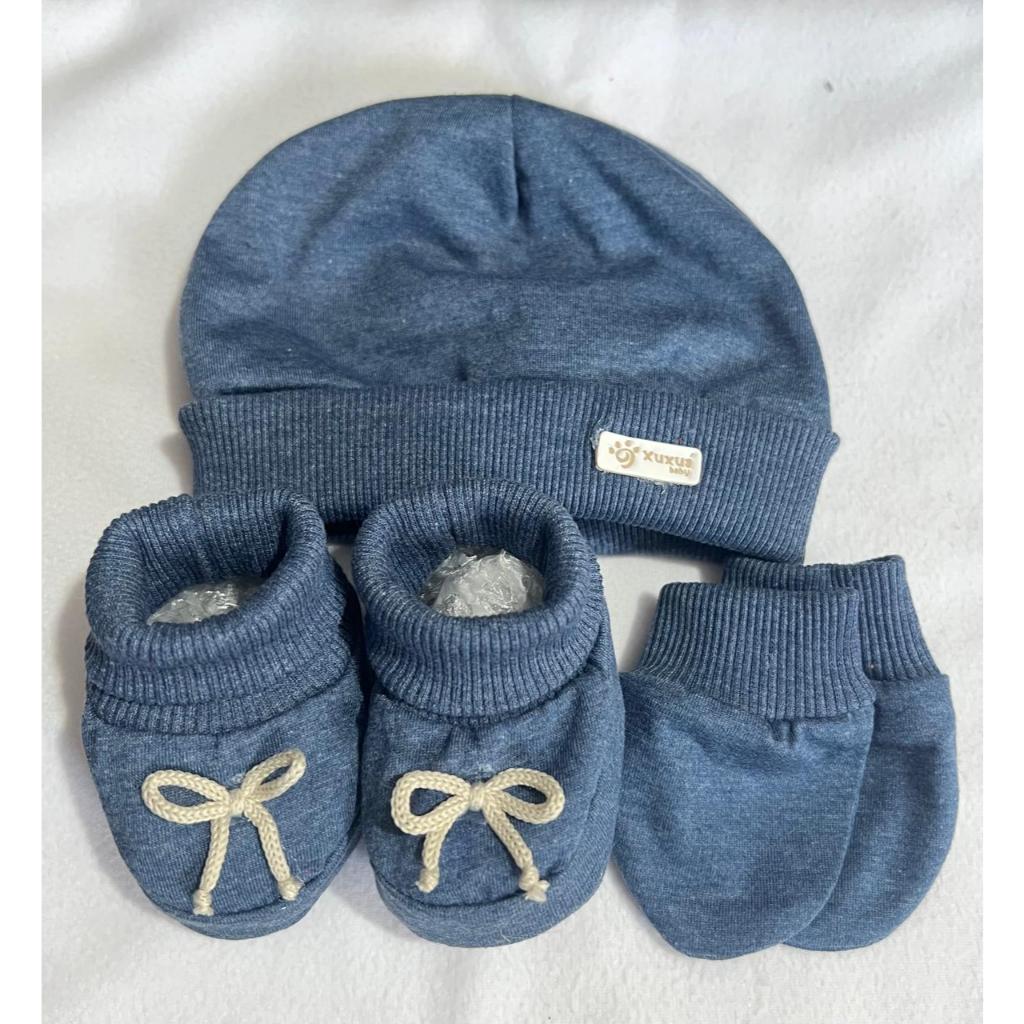 KIT TOUCA/GORRO, LUVAS E BOTINHA SAPATINHO PANTUFA BEBÊ MALHA AZUL JEANS