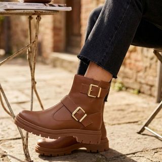 Bota Conturno Fivela Feminino Moleca 5344.10