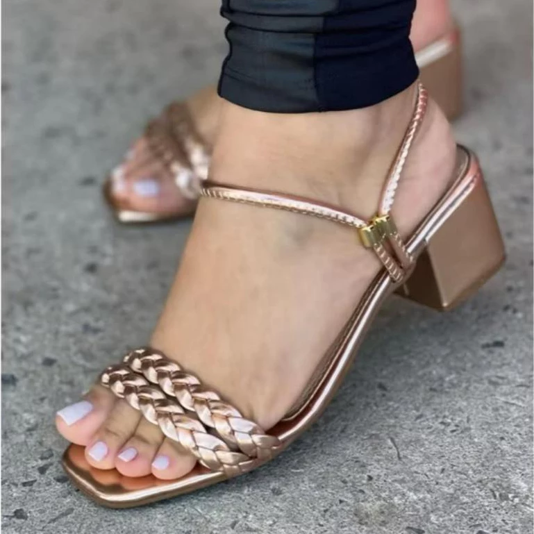 "Sandália Confortável: 70% Off! 👡"