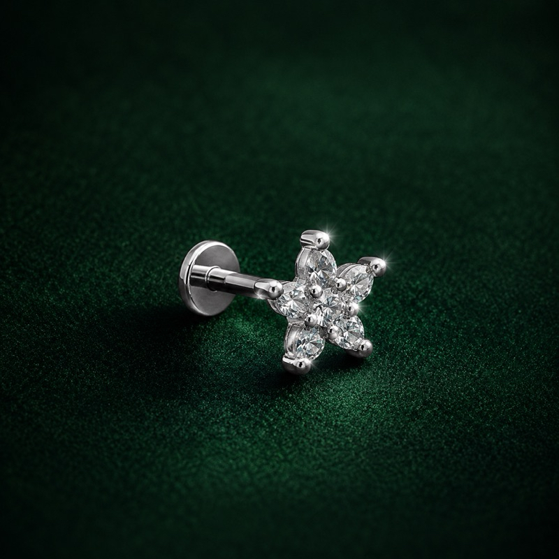 Piercing de Pino Flor com Zircônias Transparentes em Prata 925 Delicado