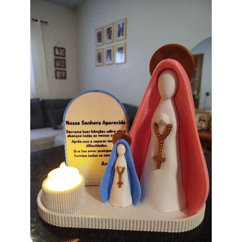 Kit Nossa Senhora Aparecida Decorativo com Vela LED e Oração | Peça em Impressão 3D | Decoração Religiosa