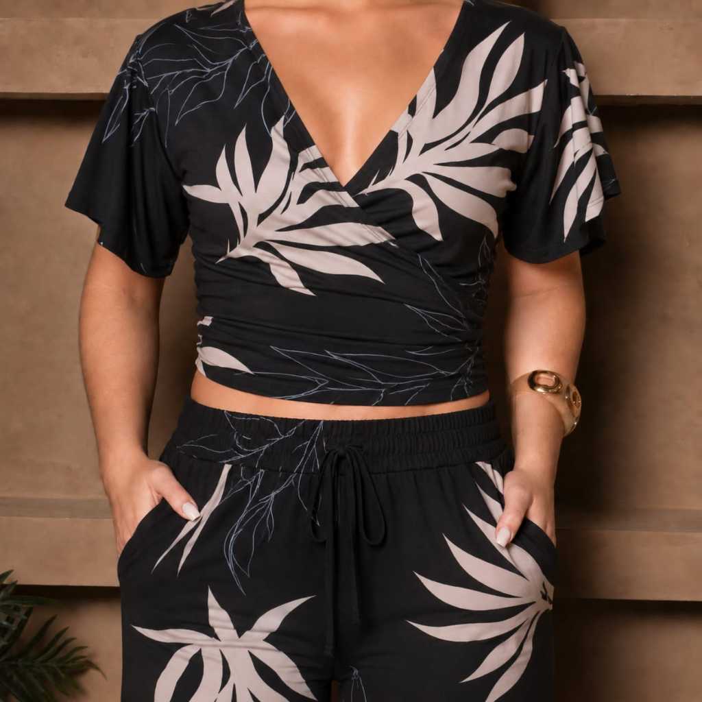 Blusa Feminina Transpassada e Amarrar 2 em 1 Estampada Manga Curta Decote V Confortável  Cropped Primavera Verão