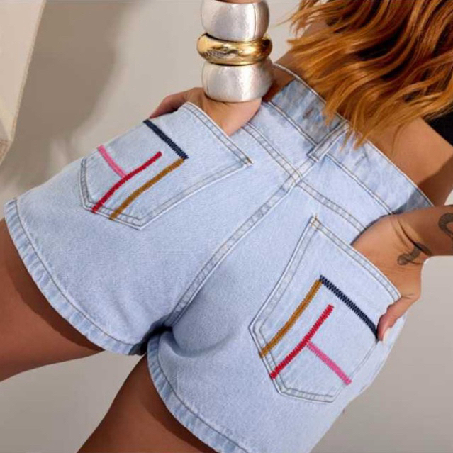 Short Jeans Cavado Bainha Bolso Bordado - marca glitter jeans