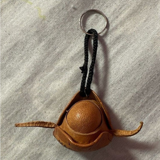 chaveiro de couro em formato de chapéu de lampião, com a inscrição "maceió al" gravada. ideal para lembrancinha