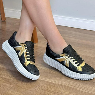 Tênis Feminino Preto e Dourado Plataforma, Estilo Fashion e Street, Solado Branco Robusto, Design Moderno