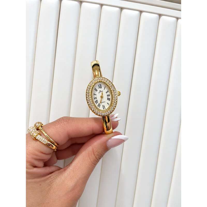 Relógio Feminino Oval com Strass e Números Romanos