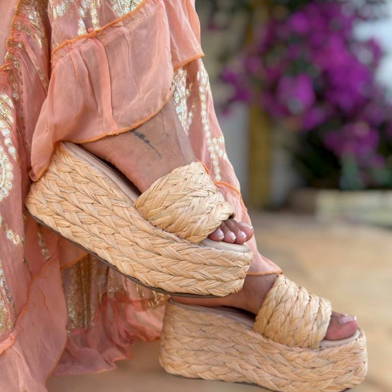 Sandália Tamanco Anabela Flat Virginia Palha Natural Trançada – Estilo Rústico e Conforto para o Verão