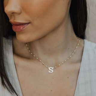 Colar Letra com Pérolas Banho Ouro 18k em Oferta na Shopee