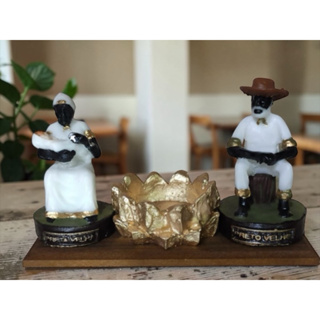 Casal Pretos Velhos com base em madeira e porta vela em Resina em Oferta na Shopee