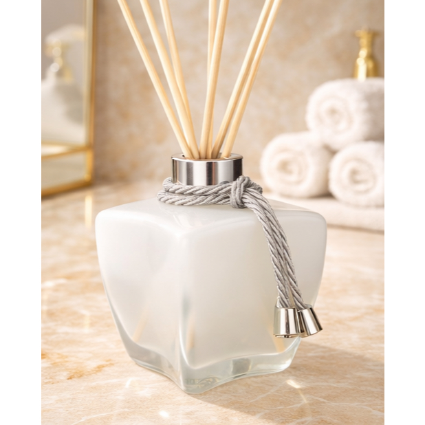 Difusor em Vidro Modelo Estrela Branco com Tampa Cromada + 5 Varetas + Pingente Decorativo