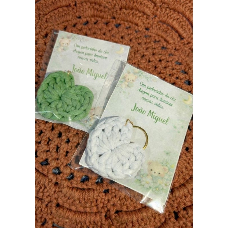 Lembrancinha Maternidade Chaveiro Coração Crochê Personalizado – Chá de Bebê / Nascimento / Batizado