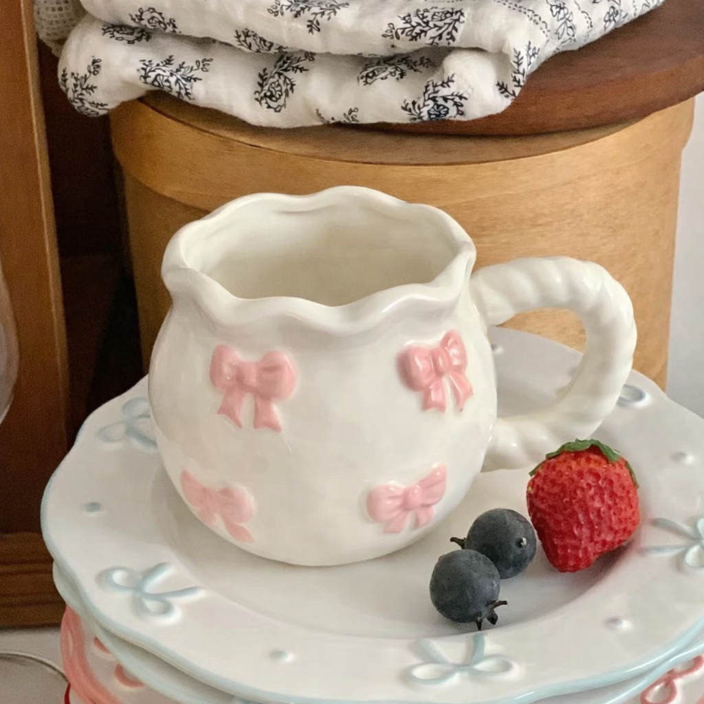 Caneca Xicara Cerâmica Laço Rosa 380ml Design Elegante com Alça Torcida Para Café Chá Décor Mesa Posta