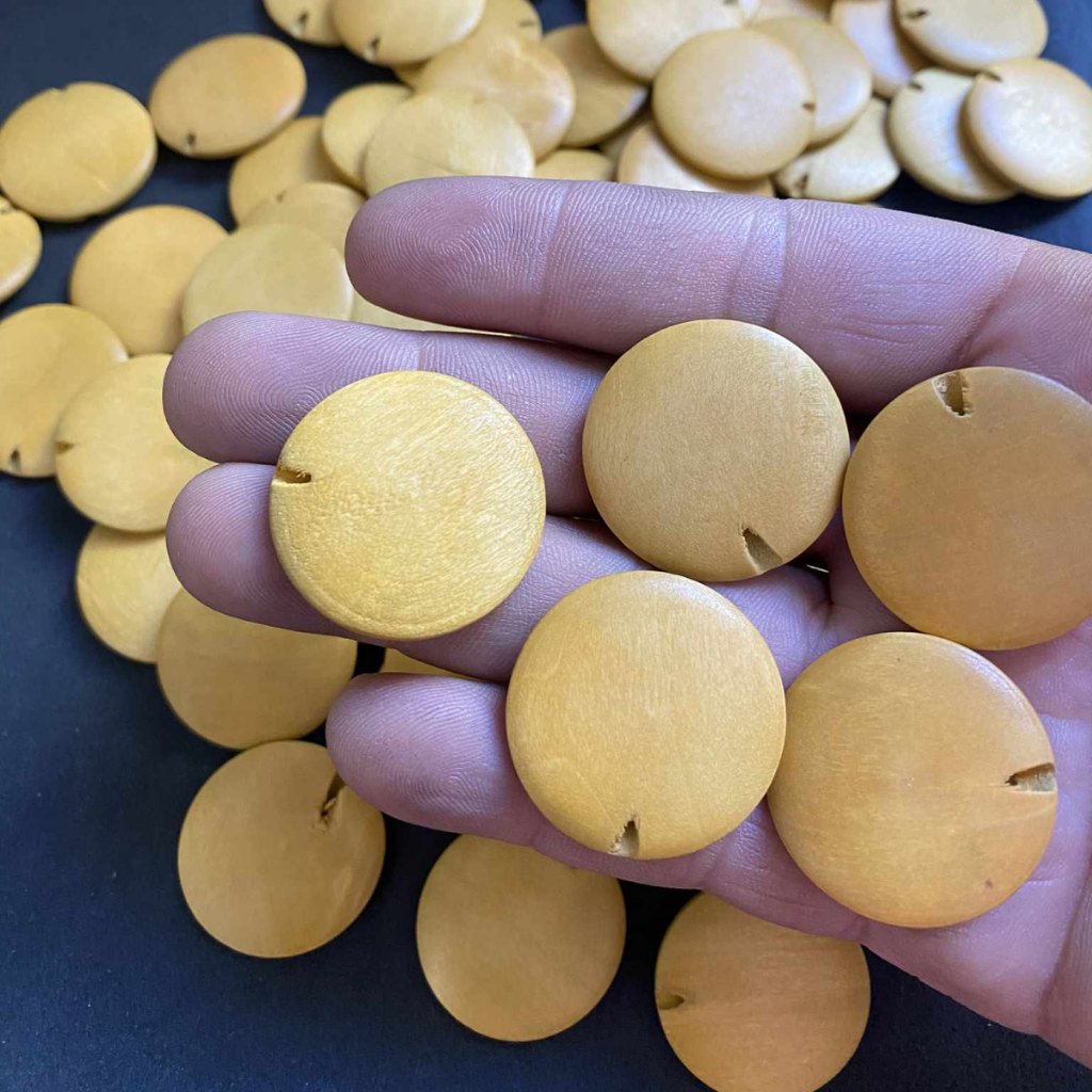 Pastilha bolacha de madeira achatada com Furo passante 15/30 UNIDADES para montagem de colares artesant