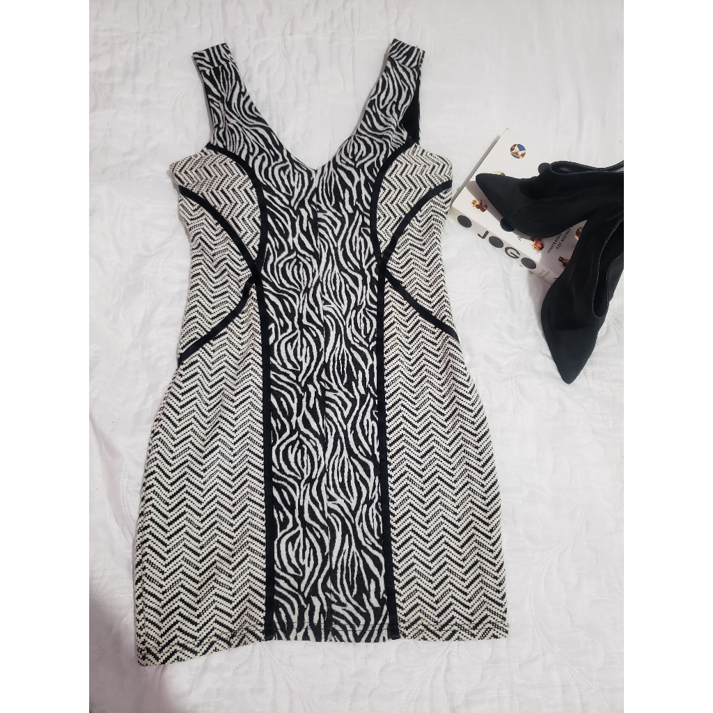 Vestido preto e branco estampado tamanho P – Clock House – Brechó da Amanda