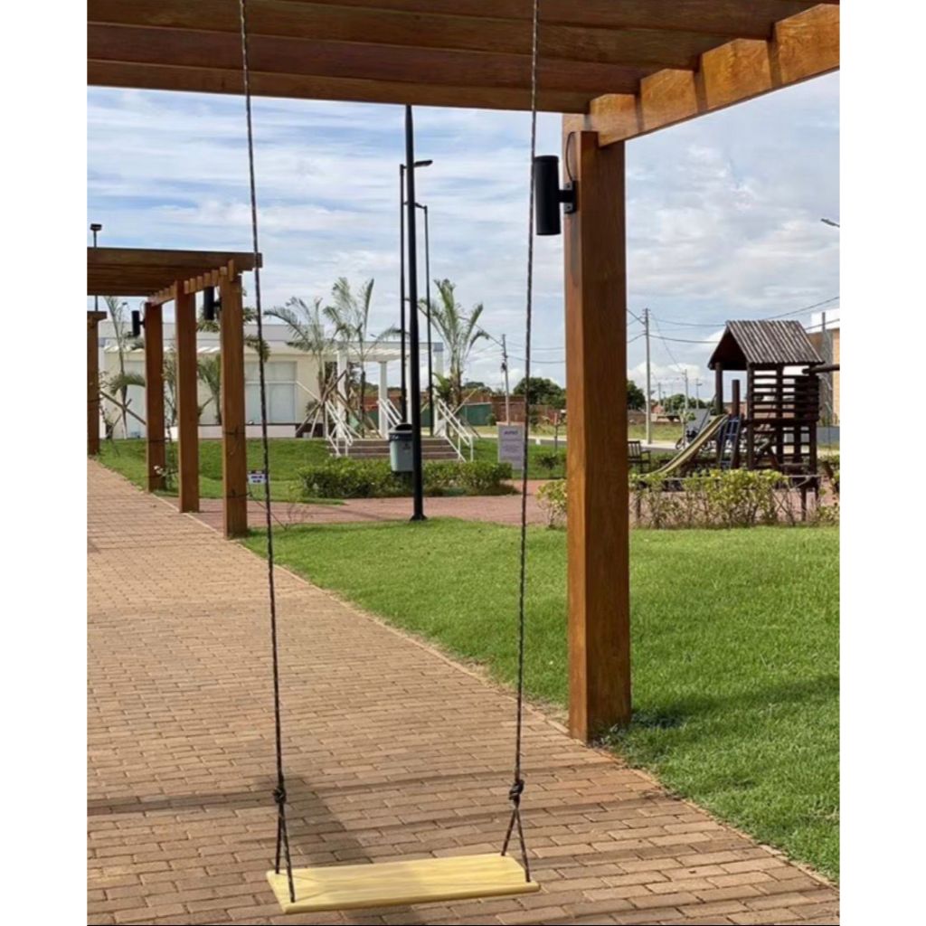 Eco-friendly: Balanço em madeira de reflorestamento e cordas PET. Resistência e durabilidade com acabamento lixado.