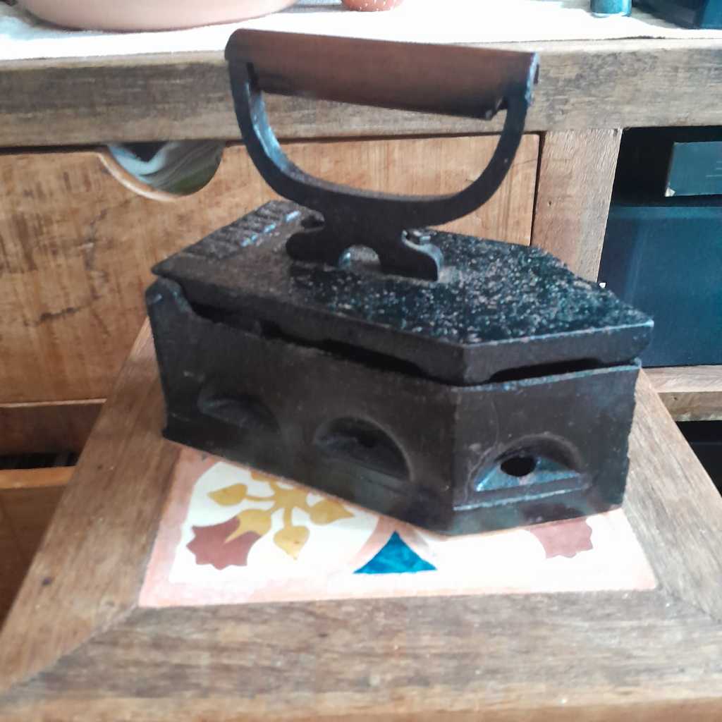 Ferro de Passar Antigo Decorativo Dama