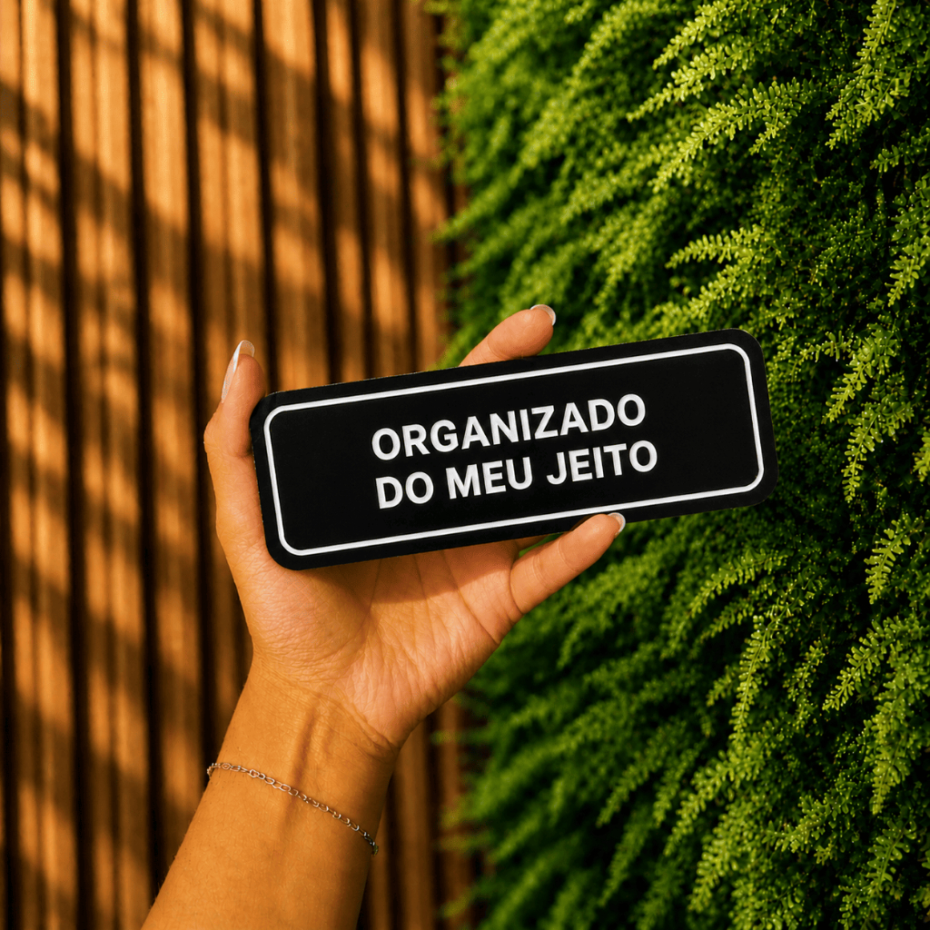 Placa Decorativa "ORGANIZADO DO MEU JEITO" Escrita em Relevo Decore com humor e personalidade
