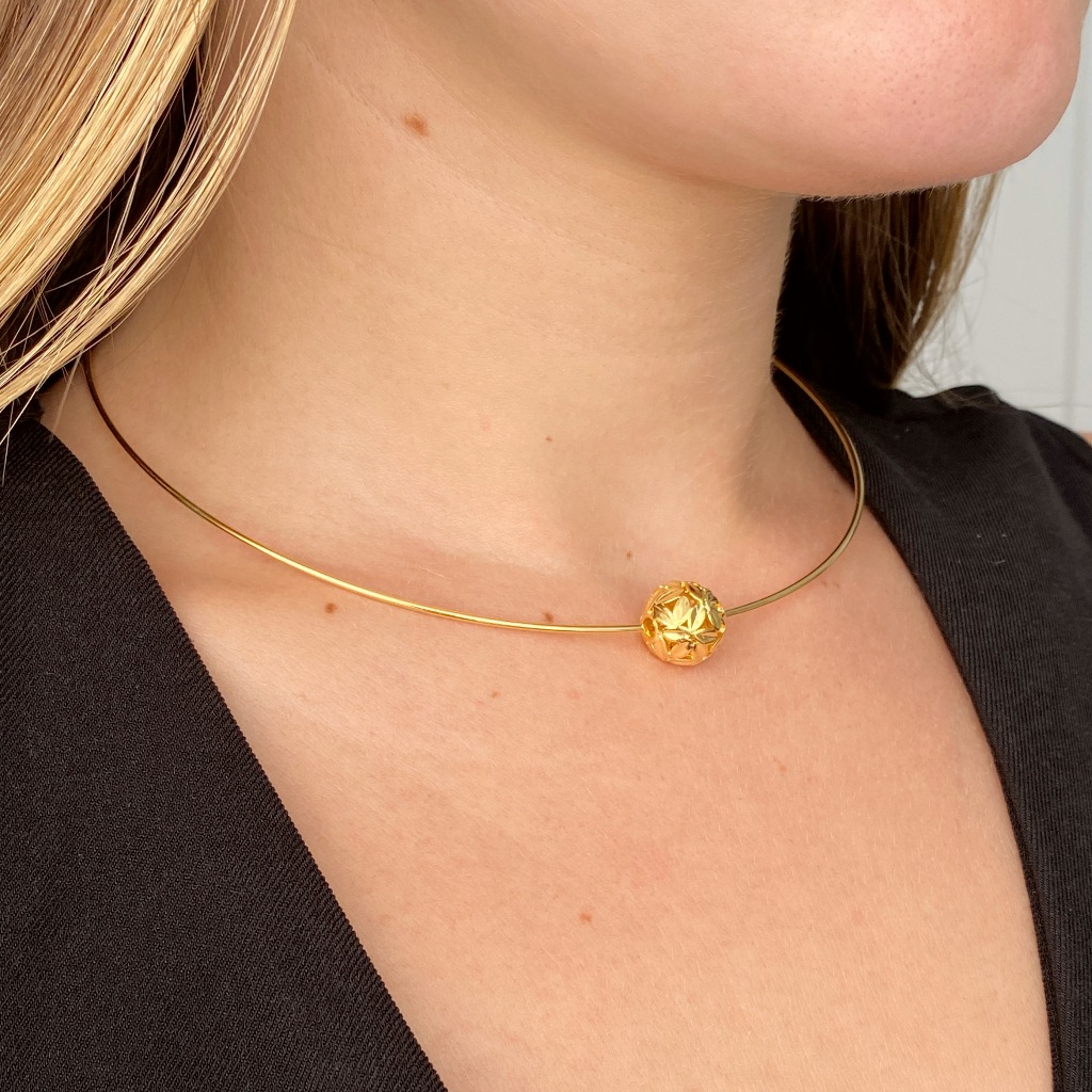 Colar Choker Aro Rígido com Pingente Redondo de Mini Flores Folheado Ouro a Ouro 18k