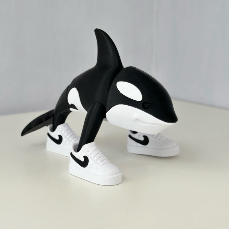 Kit Orca Decorativa Com Tênis + Chaveiro Orca Articulada Decoração Geek